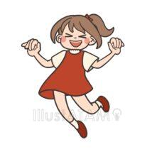 かわいい女の子のジャンプ