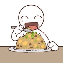 チャーハンを食べる