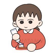 歯磨き粉をつけるかわいい女の子