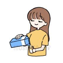 牛乳を注ぐ女性